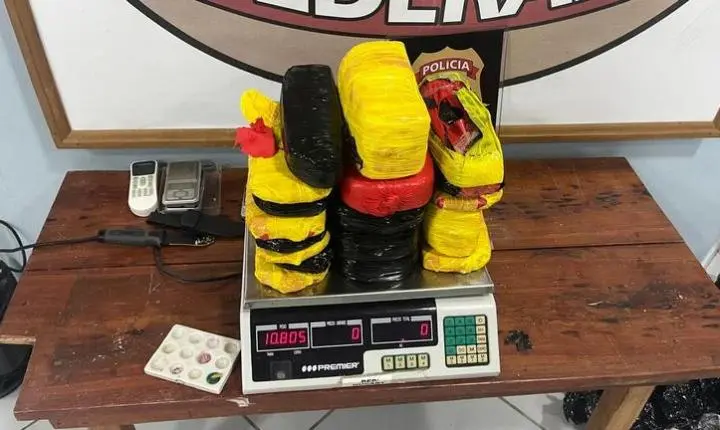 POLÍCIA FEDERAL DESCOBRE QUASE 11 KG DE DROGAS ESCONDIDAS DENTRO DE MESA E CADEIRAS NO SOLIMÕES